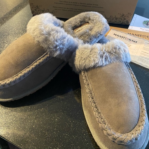 Manitobah Cabin Slide - Picture 2 of 6